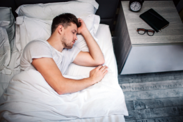 中強度以上の運動時間の増加と睡眠の質改善が、腎機能低下男性の加齢特有の症状軽減に寄与する