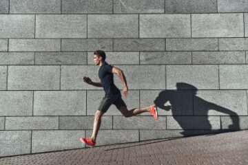 一般成人における有酸素性運動能力と腎臓の血流拍動性成分の関連性